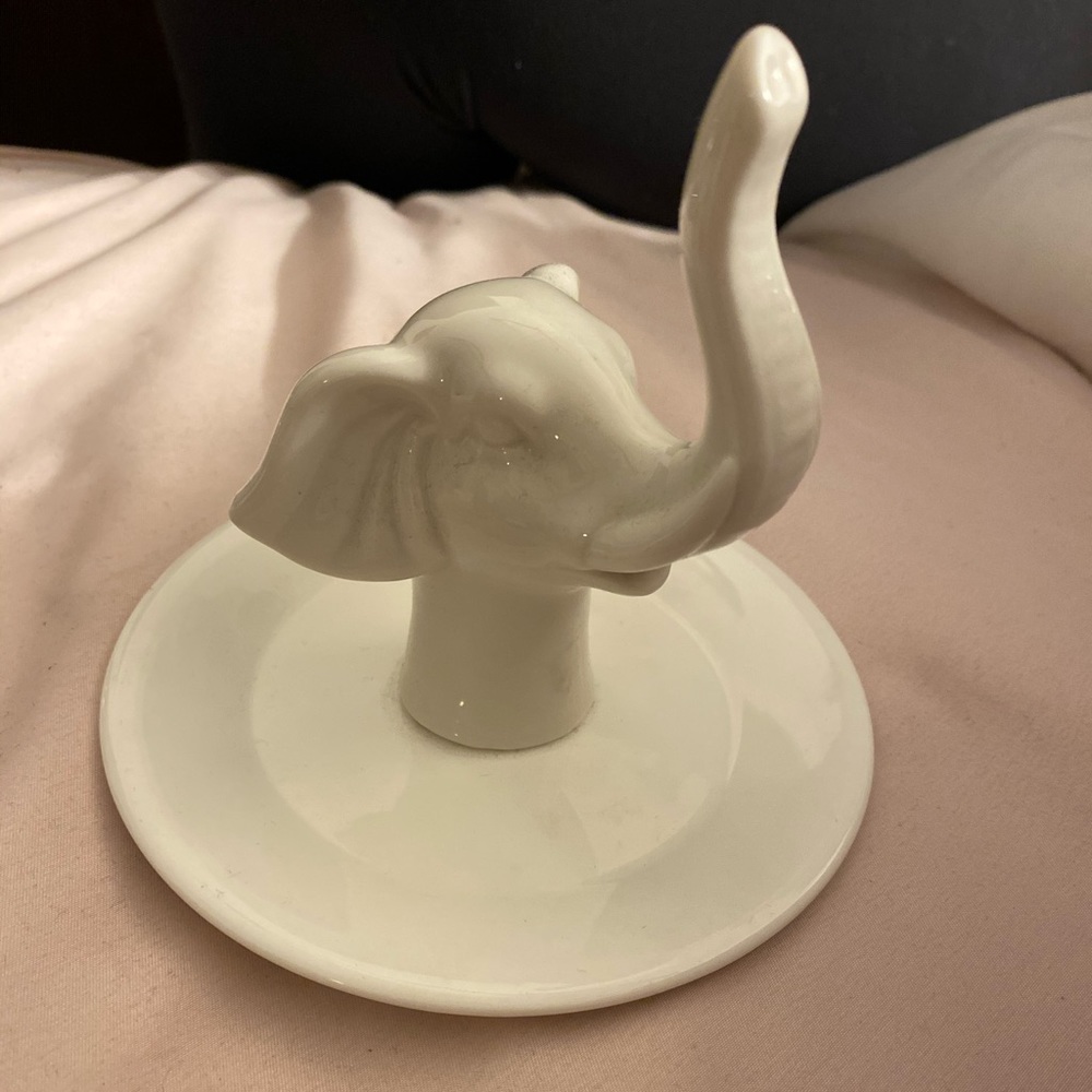 Elephant ring dish